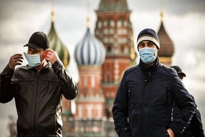 Một số người dân đi trên đường phố Nga. Ảnh: AFP