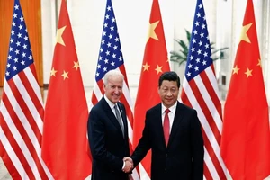 Ông Biden (trái) và ông Tập gặp nhau ở Bắc Kinh tháng 12-2013. Ảnh: REUTERS