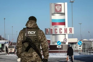 Lính thuộc lực lượng biên phòng Ukraine gác tại biên giới Nga - Ukraine.