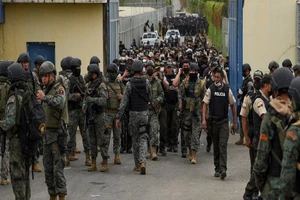 Cảnh sát dẫn tù nhân đi ra khỏi nhà tù vào ngày 2-10-2021. Ảnh: REUTERS