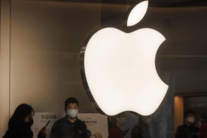 Dòng người đứng trước cửa hàng Apple tại Thượng Hải, Trung Quốc tháng 11-2021. Ảnh: EPA