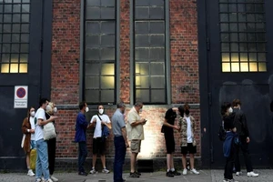 Người dân xếp hàng chờ tiêm vaccine ở Berlin. Ảnh: REUTERS