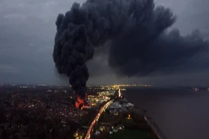 Đám cháy kinh hoàng ở nhà máy sản xuất nhựa tại Anh. Ảnh: RUPTLY