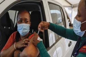 Một người ở Nam Phi được tiêm vaccine ngừa COVID-19. Ảnh: AFP
