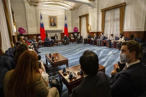 Bà Thái Anh Văn gặp đoàn hạ nghị sĩ Mỹ tại Đài Loan hôm 26-11. Ảnh: AP