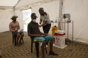 Một người dân ở thị trấn Soweto, Nam Phi được tiêm ngừa COVID-19. Ảnh: AP