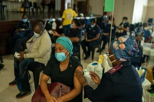 Người dân Nam Phi đi tiêm chủng ngừa COVID-19. Ảnh: TNYT