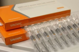 Singapore khuyến khích người dân tiêm vaccine Trung Quốc đi tiêm liều thứ ba. 