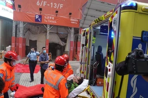 Cơ quan chức năng cứu người bị nạn. Ảnh: SAM TSANG