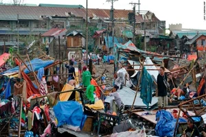 Nhà dân bị đổ sập do bão Rai ở thành phố Cebu. Ảnh: CNN