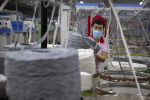 Công nhân làm sợi bông tại Tân Cương vào ngày 20-4-2021. Ảnh: AP