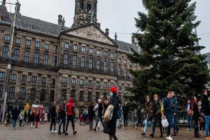 Người dân Hà Lan đi mua sắm hôm 18-12, trước khi lệnh phong toả được áp dụng. Ảnh: BBC