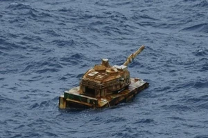 Vật thể giống xe tăng ngoài khơi Indonesia. Ảnh: HARIAN JOGJA