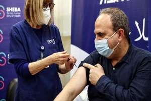 Một người dân Israel được tiêm liều thứ 4 tại Trung tâm Y tế Sheba, thành phố Ramat Gan, Israel. Ảnh: REUTERS