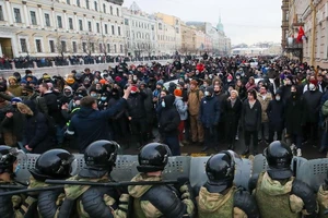 Lực lượng an ninh giữ chân người biểu tình Kazakhstan. Ảnh: TASS