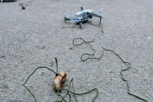 VIDEO: Thiết bị bay cột theo xúc xích dẫn dụ cứu cô cún mắc kẹt giữa bãi bùn