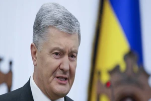Phản ứng của cựu tổng thống Ukraine Poroshenko khi ông Putin ngỏ lời cho tị nạn