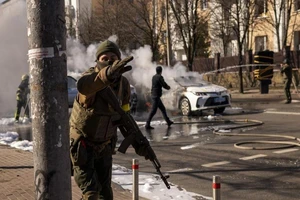 Đức đổi thái độ, gửi vũ khí cho Ukraine