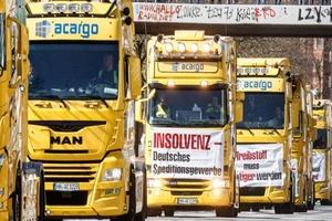 VIDEO: Xe tải Đức chạy hàng dài, bóp còi inh ỏi phản đối giá xăng tăng