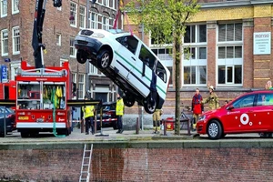 VIDEO: Ô tô rơi xuống nước, 9 người vật lộn thoát thân