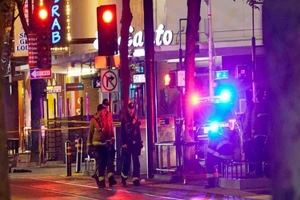 VIDEO: Ẩu đả dẫn tới xả súng ở California, 6 người chết, 12 người bị thương