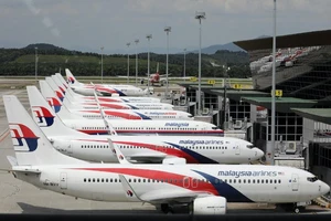 VIDEO: Máy bay Malaysia hạ độ cao đột ngột, suýt gặp nạn