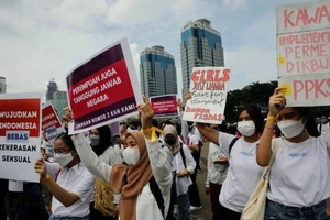 Ép vợ hoặc chồng quan hệ, khả năng ngồi tù 12 năm