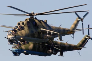 VIDEO: Nhóm trực thăng tấn công Nga nã tên lửa vào mục tiêu Ukraine