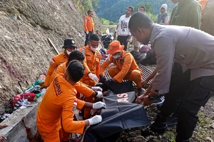 Xe tải đâm vào vách núi lao xuống vực, 16 người thiệt mạng