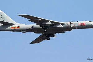 VIDEO: Máy bay ném bom Trung Quốc ‘ôm’ theo tên lửa đạn đạo 