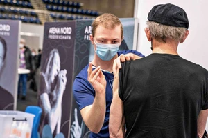 Quốc gia đầu tiên tạm dừng tiêm ngừa COVID-19