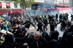VIDEO: Biểu tình ôn hòa gửi thông điệp tới ông Macron trở thành bạo loạn 