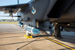 VIDEO: Không quân Mỹ thử nghiệm đánh chìm tàu chiến bằng bom thông minh Quicksink 