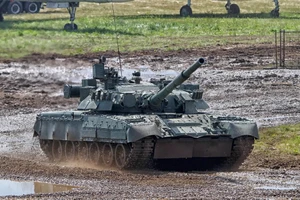 VIDEO: Cận cảnh xe tăng Nga nạp đạn, pháo kích vào mục tiêu Ukraine