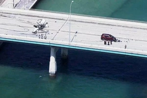 VIDEO: Máy bay bốc cháy vì đâm vào ô tô sau khi hạ cánh khẩn