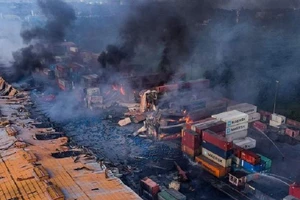 Cháy dữ dội tại kho container ở Bangladesh, 49 người chết, hơn 300 người bị thương