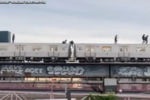 VIDEO: Nhóm người liều lĩnh chạy trên nóc tàu đang di chuyển