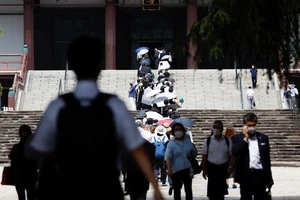 Hàng ngàn người dân xếp hàng viếng ông Abe ở Tokyo, di hài ông sẽ được hỏa táng