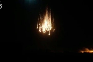 VIDEO: Chất nổ bí ẩn rơi như mưa từ trên trời xuống tỉnh Donetsk 