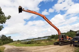 Bất mãn vì bị đuổi việc, cựu nhân viên lái máy xúc phá nơi làm việc 