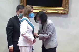 Bà Thái Anh Văn gặp, tặng huân chương danh dự cho bà Pelosi