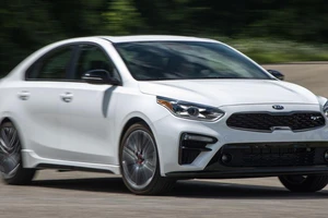 VIDEO: Cảnh sát tóm nhóm thiếu niên trộm ô tô rồi đâm vào dải phân cách trên đường cao tốc 