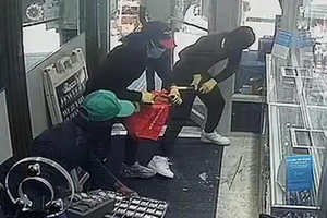 VIDEO: Đột nhập tiệm vàng giữa ban ngày, trộm 2 triệu USD trang sức trong 1 phút 