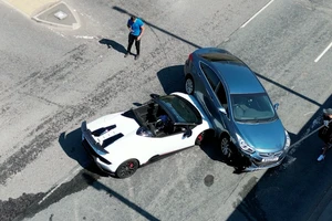 VIDEO: Siêu xe Lamborghini bị cán bẹp đầu 