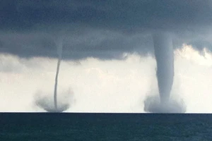 VIDEO: Hàng loạt vòi rồng cuộn xoáy ngoài khơi đảo Majorca 