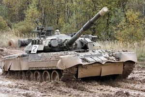 VIDEO: Lính Ukraine lái xe tăng Nga kéo lựu pháo Nga 