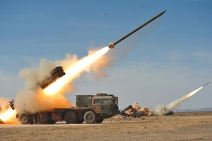 VIDEO: Cận cảnh Nga triển khai hệ thống pháo Smerch trong đêm 