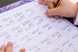 Gia sư ngồi tù vì đánh học trò làm sai bài toán 