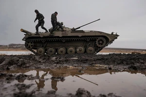 VIDEO: Những con đường nhão nhoẹt bùn đất trên chiến trường Ukraine