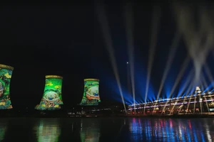 Ông Tập phát biểu mừng năm mới, Trung Quốc tràn ngập ánh sáng đón 2023